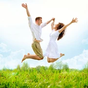 Junges Paar am hüpfen – Gerstengras-Saft als Gesundheits-Booster