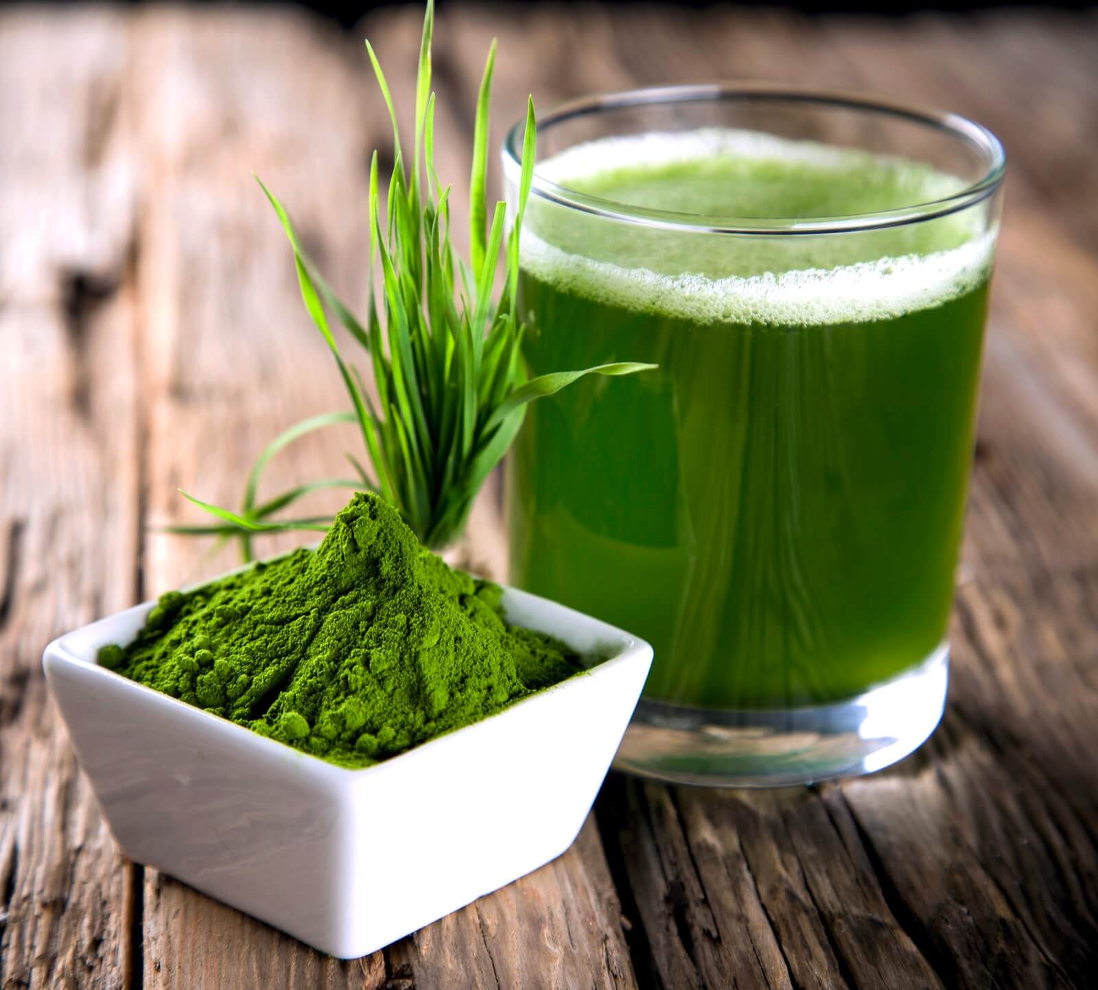 Bild zum Rezept mit Gerstengrassaftpulver und Glas mit grünem Saft, Visualisiert den Reichtum an Chlorophyll