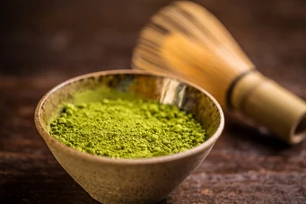 Matcha Grüntee-Pulver in brauner Schale - Natürliche Qualität